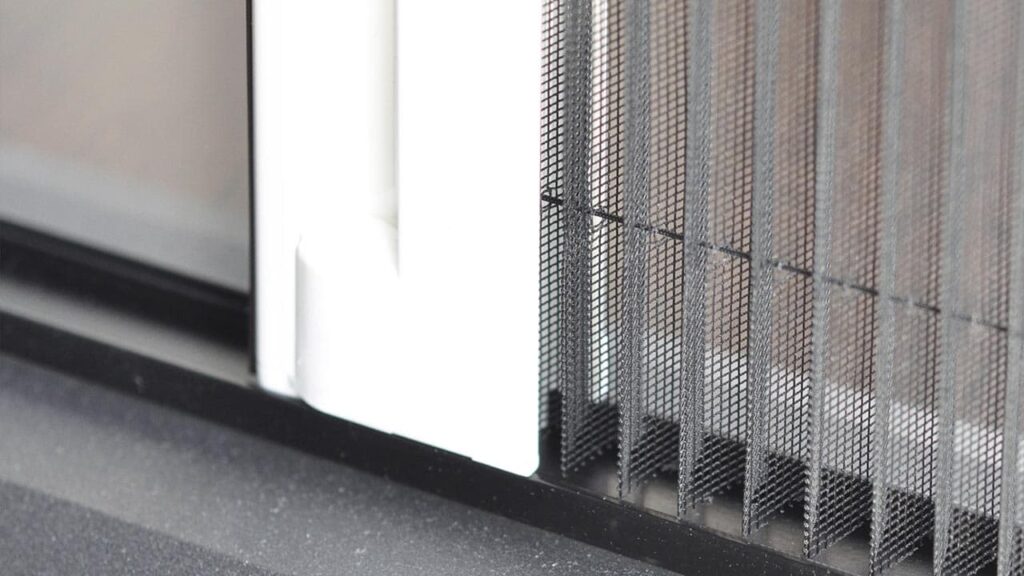 Retractable mosquito screen